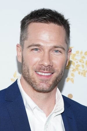 Luke Macfarlane Image